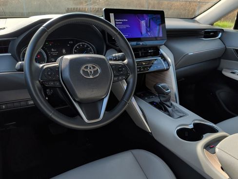 Used 2023 Toyota Venza XLE image 14