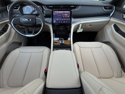 New 2025 Jeep Grand Cherokee Limited w/ Luxury Tech Group II image 10