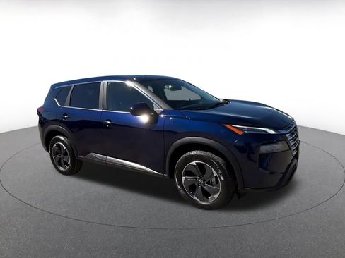 Used 2025 Nissan Rogue SV AWD/4WD image 2