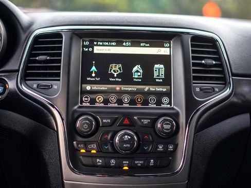 Used 2018 Jeep Grand Cherokee Altitude AWD/4WD image 11