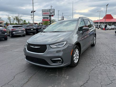 Used 2022 Chrysler Pacifica Touring-L FWD image 3