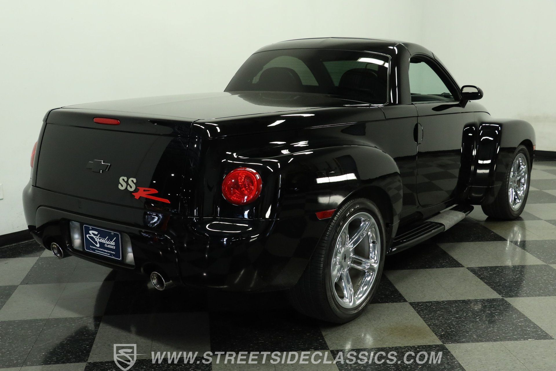 Used 2004 Chevrolet SSR w/ Preferred Equipment Group RWD image 11