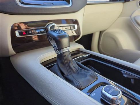 Used 2017 Volvo XC90 T6 Momentum w/ Vision Package image 10