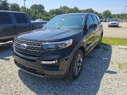 Used 2022 Ford Explorer XLT w/ Equipment Group 202A AWD/4WD image 4