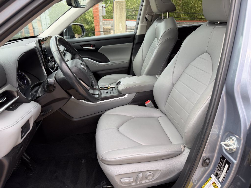 Used 2022 Toyota Highlander XLE w/ Protection Package #3 (TMS) AWD/4WD image 12