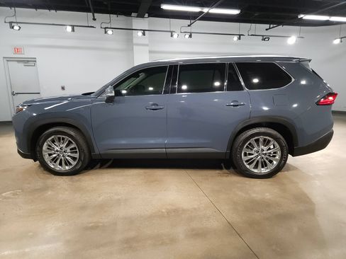 Used 2024 Toyota Grand Highlander AWD image 4
