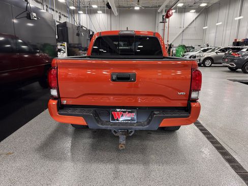 Used 2018 Toyota Tacoma TRD Sport image 32