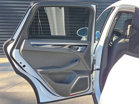 Used 2023 Porsche Macan S image 17