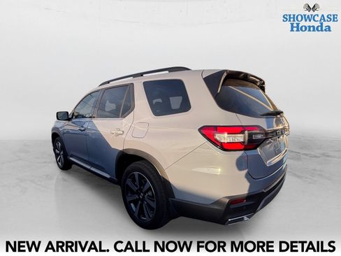 Used 2025 Honda Pilot Touring image 4