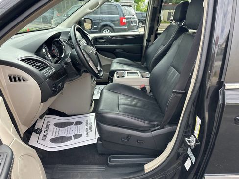Used 2015 Chrysler Town & Country Touring FWD image 18
