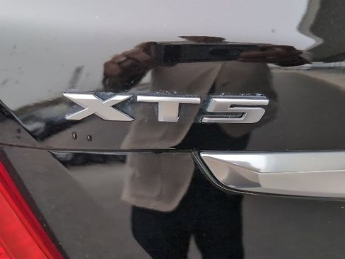 Used 2017 Cadillac XT5 Platinum w/ Driver Assist Package image 5