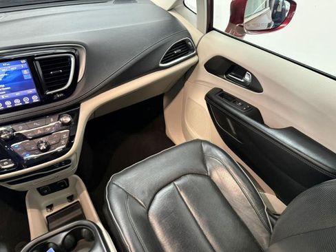 Used 2019 Chrysler Pacifica Limited FWD image 19