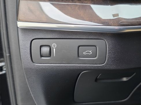 Used 2016 Volvo XC90 T6 Momentum image 28