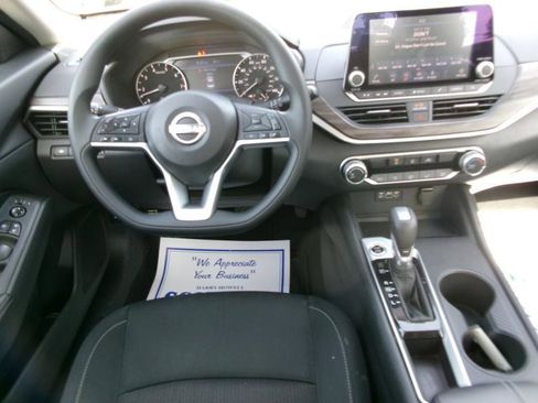 Used 2025 Nissan Altima 2.5 SV FWD image 11