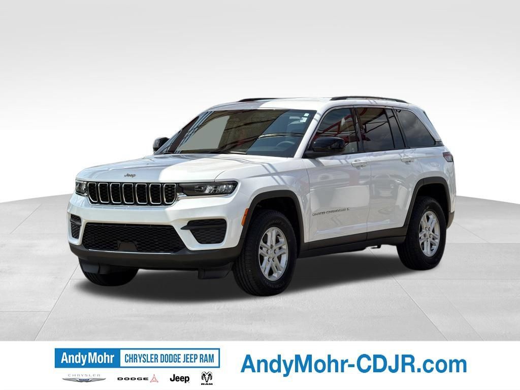 Used 2023 Jeep Grand Cherokee Laredo AWD/4WD image 3