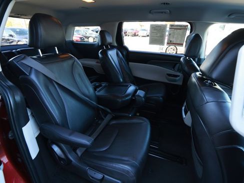 Used 2024 Kia Carnival LX image 28