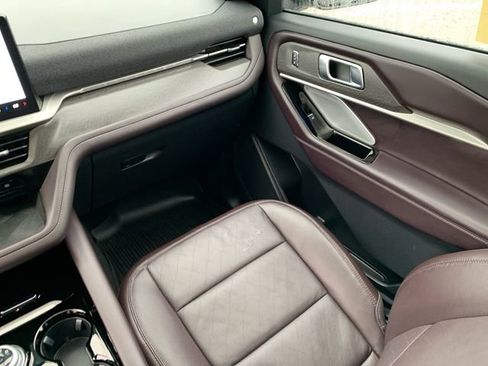 Certified 2025 Ford Explorer Platinum image 29