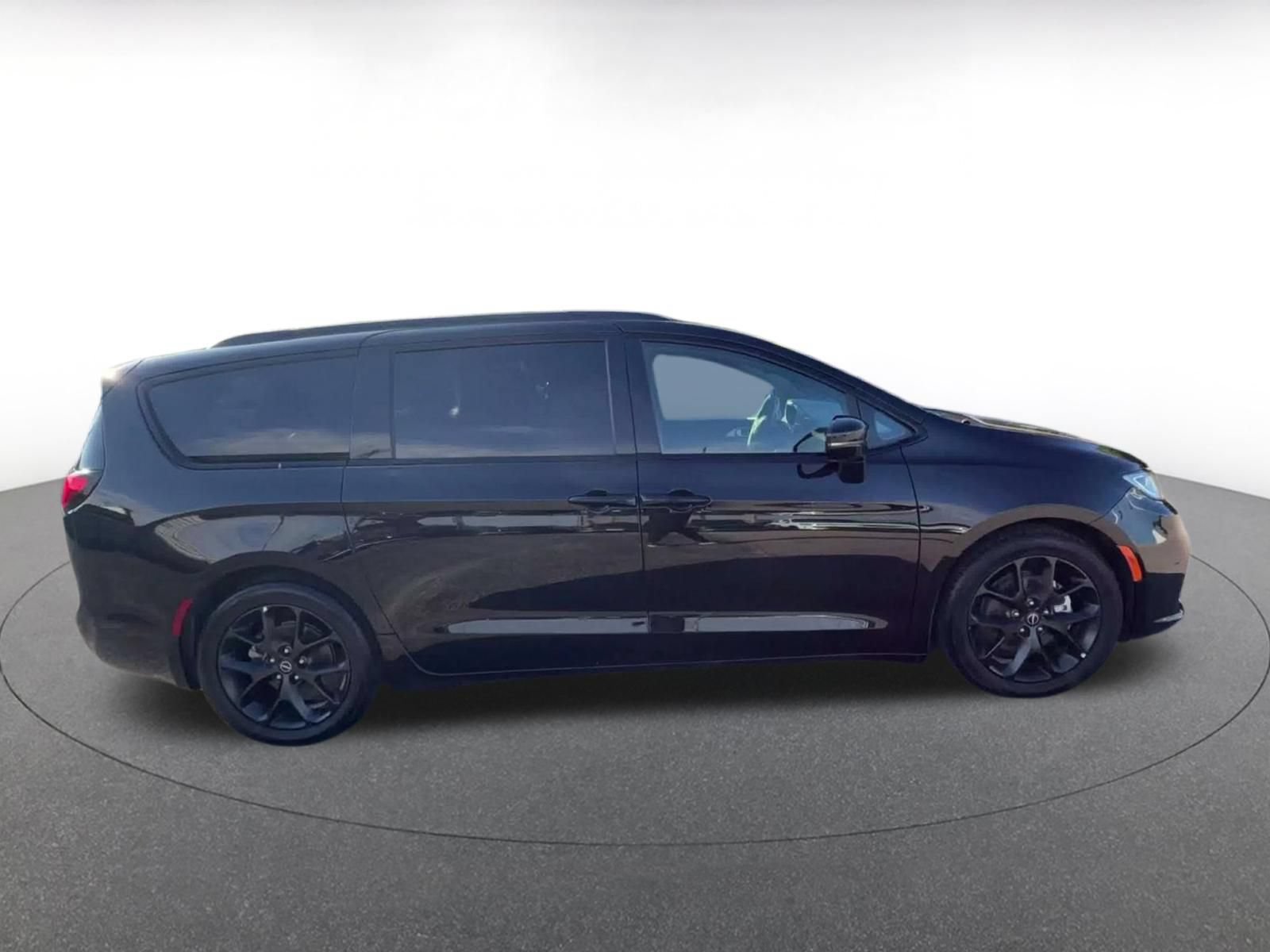Used 2025 Chrysler Pacifica Limited FWD image 15