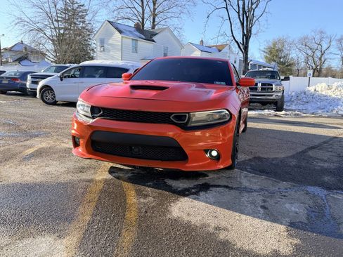 Used 2016 Dodge Charger R/T Scat Pack w/ Technology Group RWD image 2