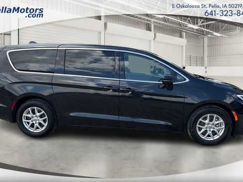 Used 2023 Chrysler Pacifica Touring-L FWD image 2