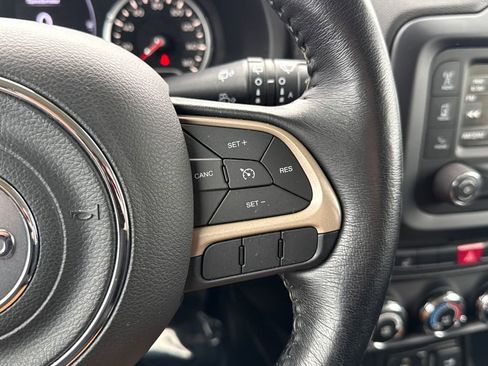 Used 2017 Jeep Renegade Latitude w/ Cold Weather Group image 18