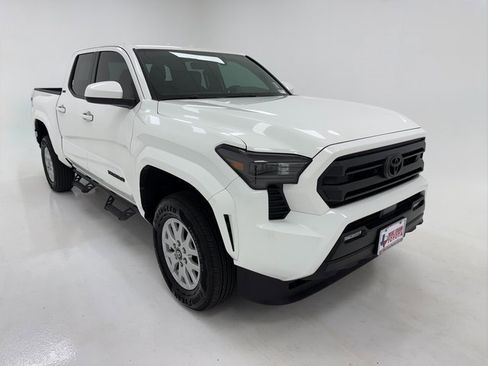 Used 2025 Toyota Tacoma SR5 image 2