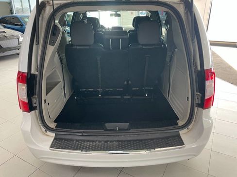 Used 2016 Chrysler Town & Country Touring image 7