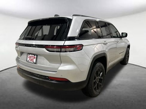 Used 2024 Jeep Grand Cherokee Altitude image 5