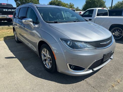 Used 2019 Chrysler Pacifica Limited FWD image 2