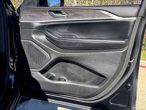 Used 2024 Jeep Grand Cherokee Limited w/ Black Appearance Package image 24