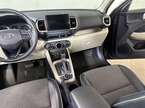 Used 2021 Hyundai Venue FWD image 18