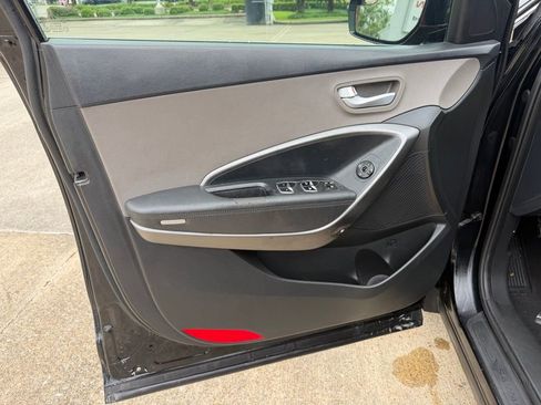 Used 2017 Hyundai Santa Fe SE FWD image 13