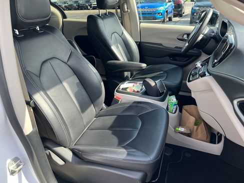 Used 2024 Chrysler Pacifica Limited FWD image 20