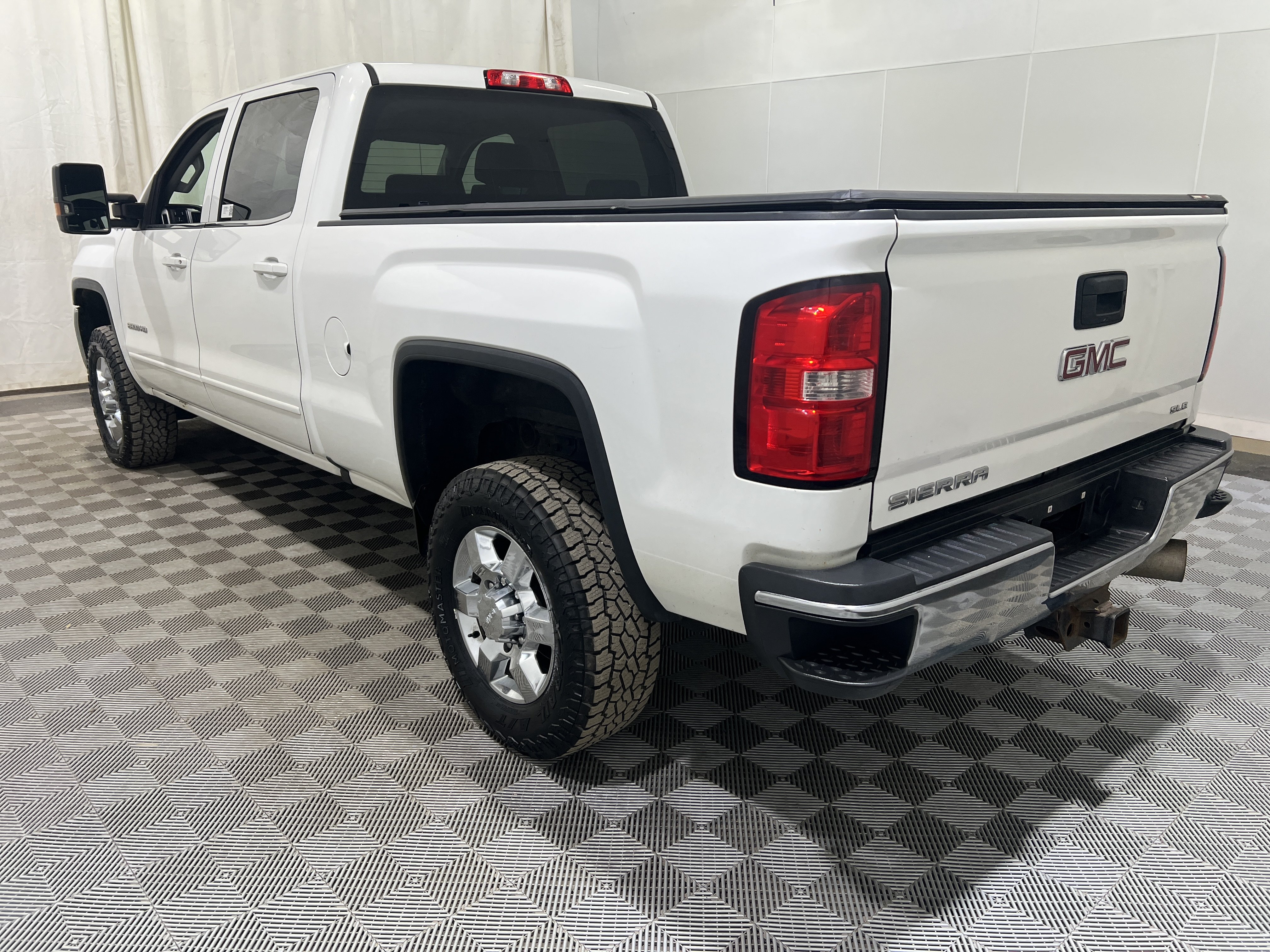 Used 2019 GMC Sierra 2500 SLE w/ SLE Preferred Package AWD/4WD image 2