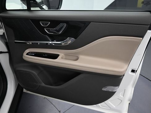 Used 2022 Lincoln Corsair AWD w/ Premium Package image 17