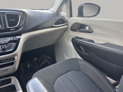Used 2021 Chrysler Voyager LX image 15