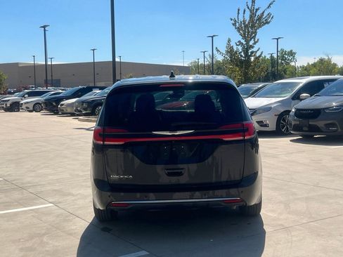 Used 2023 Chrysler Pacifica Touring-L FWD image 10