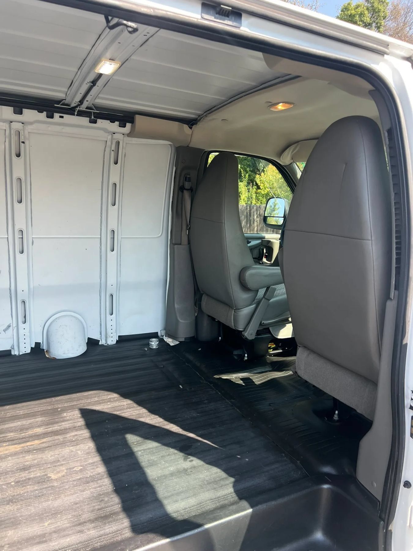 Used 2014 Chevrolet Express 2500 RWD image 10