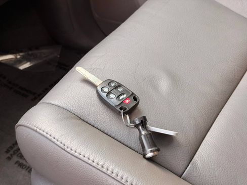 Used 2013 Honda Odyssey Touring Elite image 38