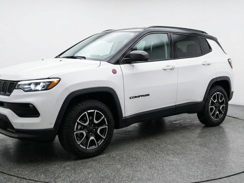 Used 2025 Jeep Compass Trailhawk AWD/4WD image 3