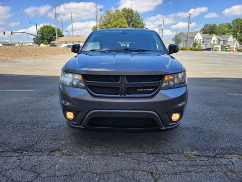 Used 2019 Dodge Journey SE w/ Connectivity Group FWD image 3