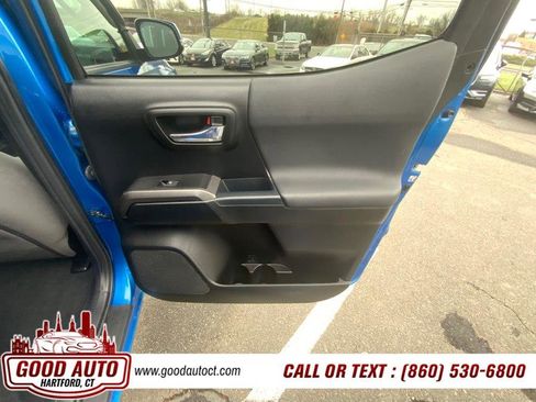 Used 2017 Toyota Tacoma TRD Sport AWD/4WD image 15