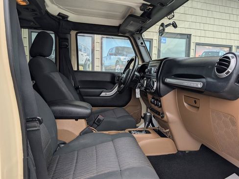 Used 2012 Jeep Wrangler Unlimited Sahara AWD/4WD image 19