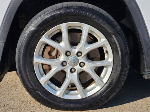 Used 2016 Jeep Cherokee Latitude w/ Comfort/Convenience Group image 21