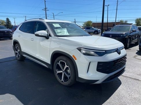 New 2025 Volkswagen Tiguan SE image 8