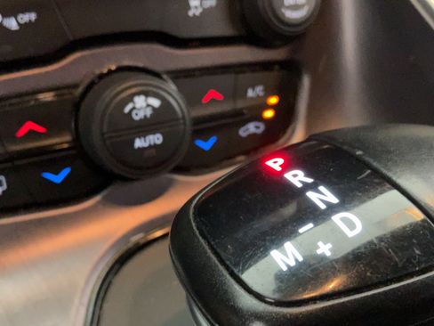 Used 2015 Dodge Challenger SXT w/ Driver Convenience Group RWD image 13