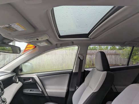 Used 2018 Toyota RAV4 XLE FWD image 16