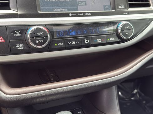 Used 2018 Toyota Highlander XLE AWD/4WD image 22