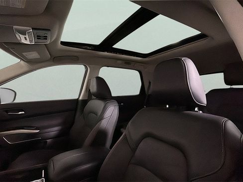 Used 2025 Nissan Pathfinder Platinum image 22