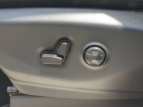 Used 2023 Chrysler Pacifica Touring-L FWD image 24